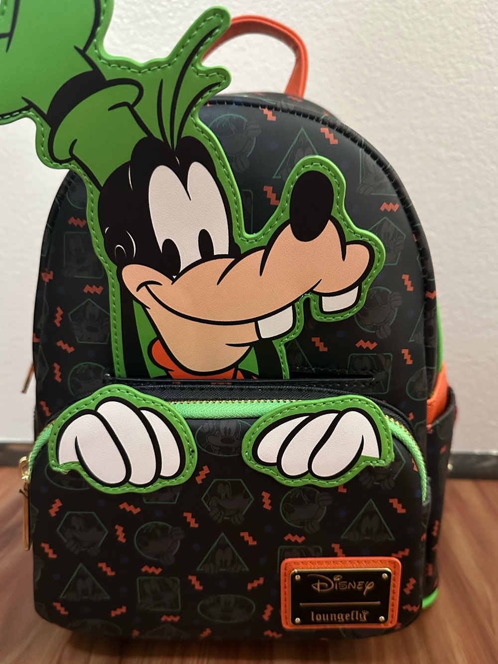 NWT Loungefly Disney Peeking Goofy Mini Backpack - Black, Green & Orange - Picture 2 of 5